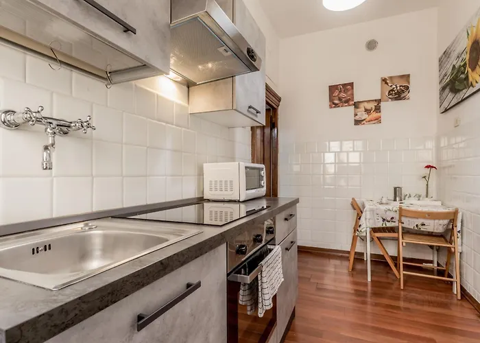 Ariana Luxury בית הארחה 4*
